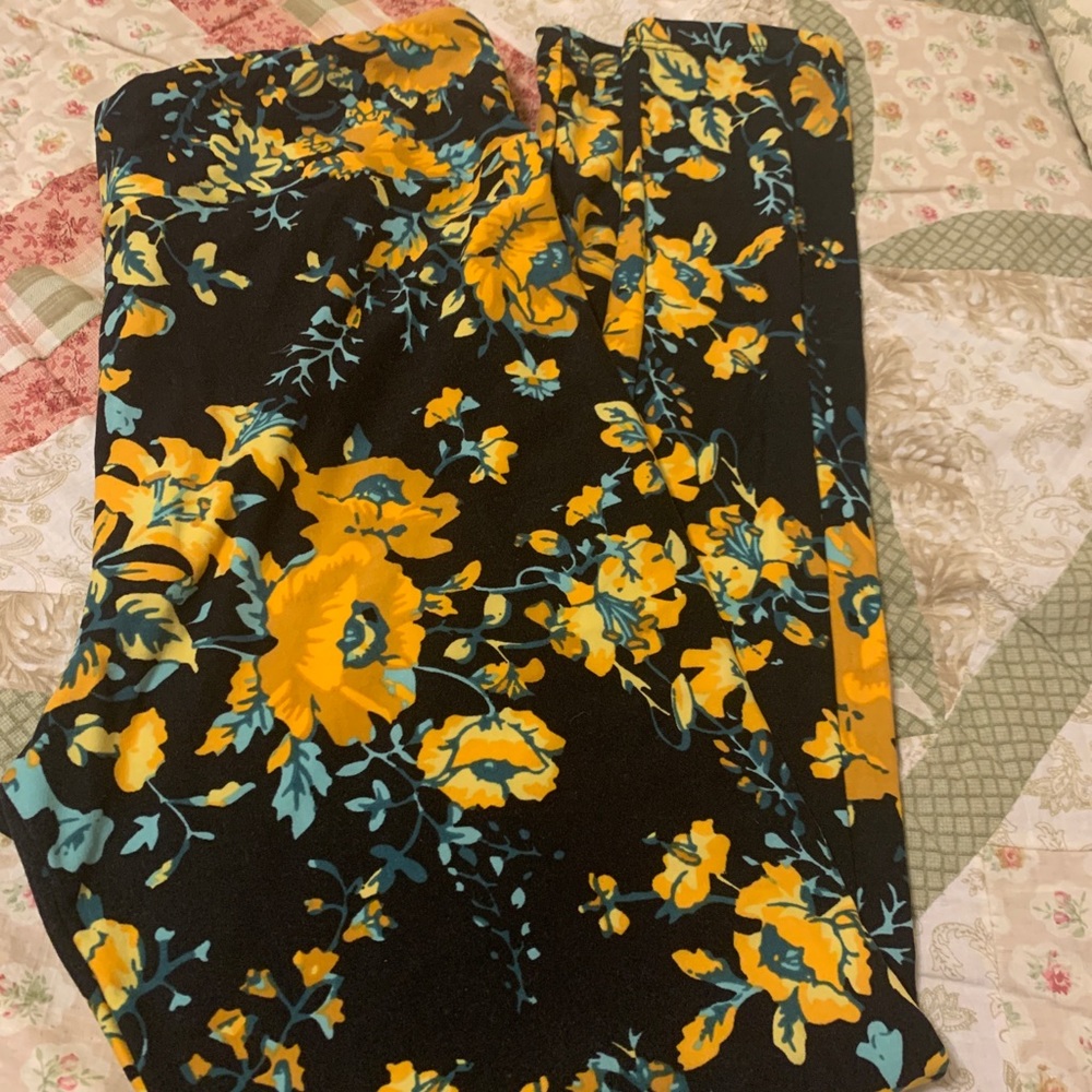 LulaRoe leggings not worn but a time, this are dark navy background